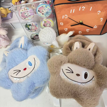 Crossbody torba od pliša s anime uzorkom, zakrivljena naramenica, pamučna podstava, kapacitet ispod 20 L, lagana