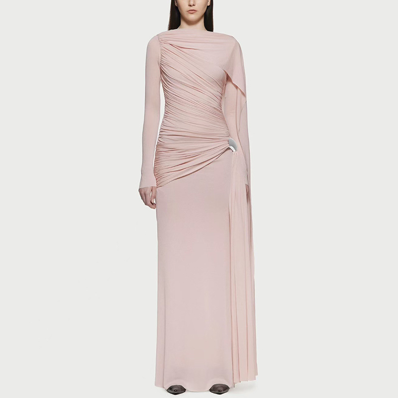 Ruha poliészter-elasztán anyagból, neparan hosszú szoknyával, pliszírozott részlettel és szalaggal, szűk szabás, kerek nyak, hosszú ujj, magas derekú, cipzárral