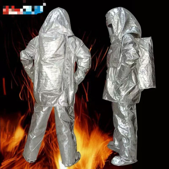 Vatrogasno zaštitno odijelo, dvodijelni dizajn, materijal: kompozitna aluminijska folija i plamenootporna tkanina, namijenjeno visokim temperaturama.