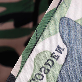 Muški kamuflažni radni kombinezon s dugim rukavima, jednodjelni, otporan na habanje, prašinu i mrlje, od poliestera, za rad u radionicama i tvornicama.