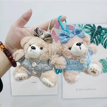 Плюшено мече‑кукла със закачалка и пуловер (къс плюш, PP памук пълнеж, опаковка в мрежеста торба)