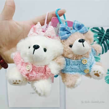 Плюшено мече‑кукла със закачалка и пуловер (къс плюш, PP памук пълнеж, опаковка в мрежеста торба)