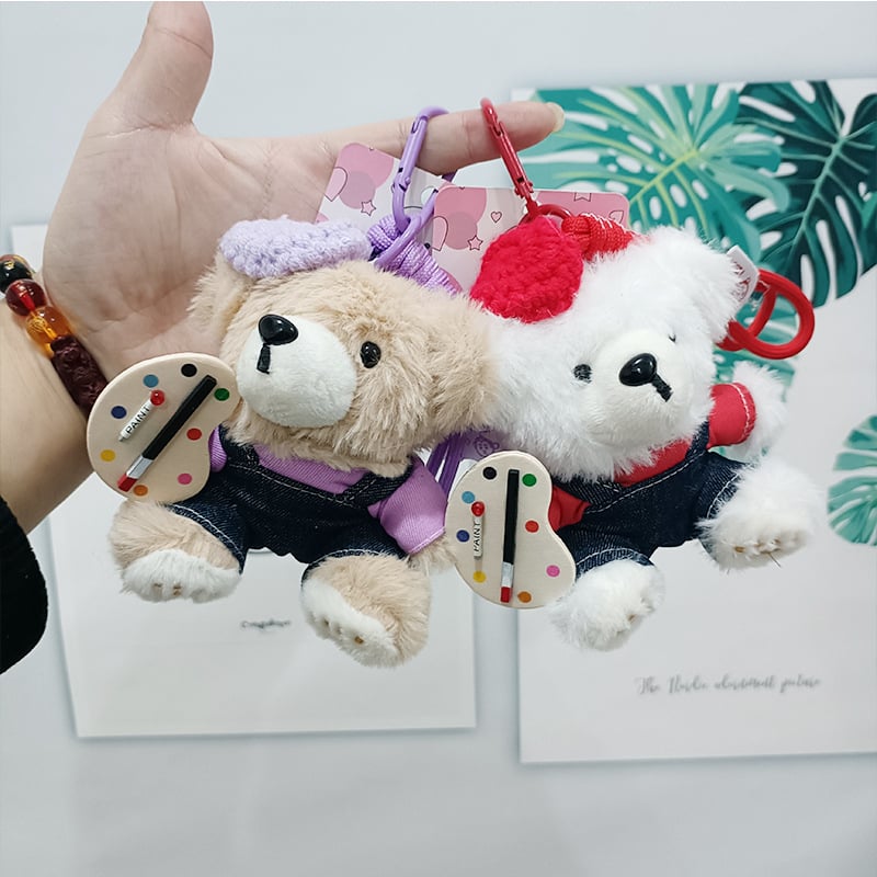 Плюшено мече‑кукла със закачалка и пуловер (къс плюш, PP памук пълнеж, опаковка в мрежеста торба)