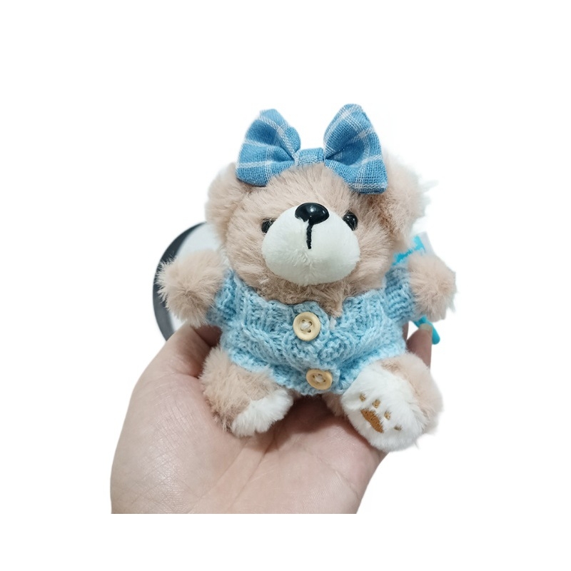 Плюшено мече‑кукла със закачалка и пуловер (къс плюш, PP памук пълнеж, опаковка в мрежеста торба)