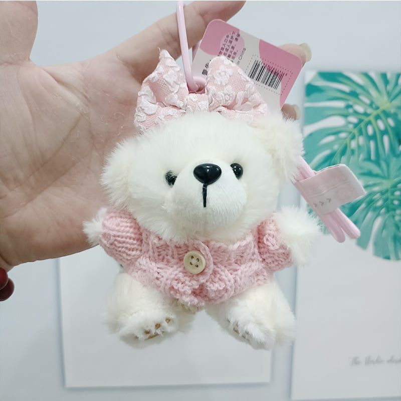 Плюшено мече‑кукла със закачалка и пуловер (къс плюш, PP памук пълнеж, опаковка в мрежеста торба)