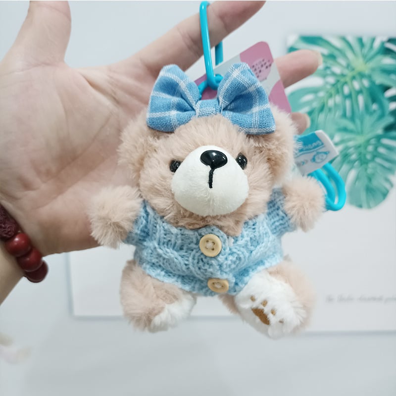 Плюшено мече‑кукла със закачалка и пуловер (къс плюш, PP памук пълнеж, опаковка в мрежеста торба)