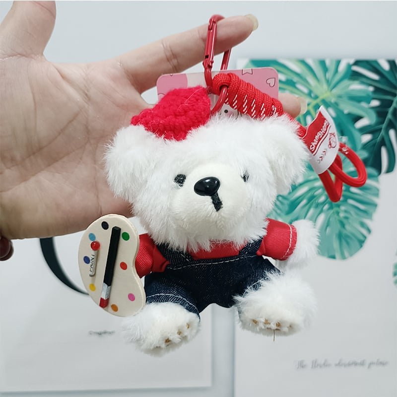 Плюшено мече‑кукла със закачалка и пуловер (къс плюш, PP памук пълнеж, опаковка в мрежеста торба)