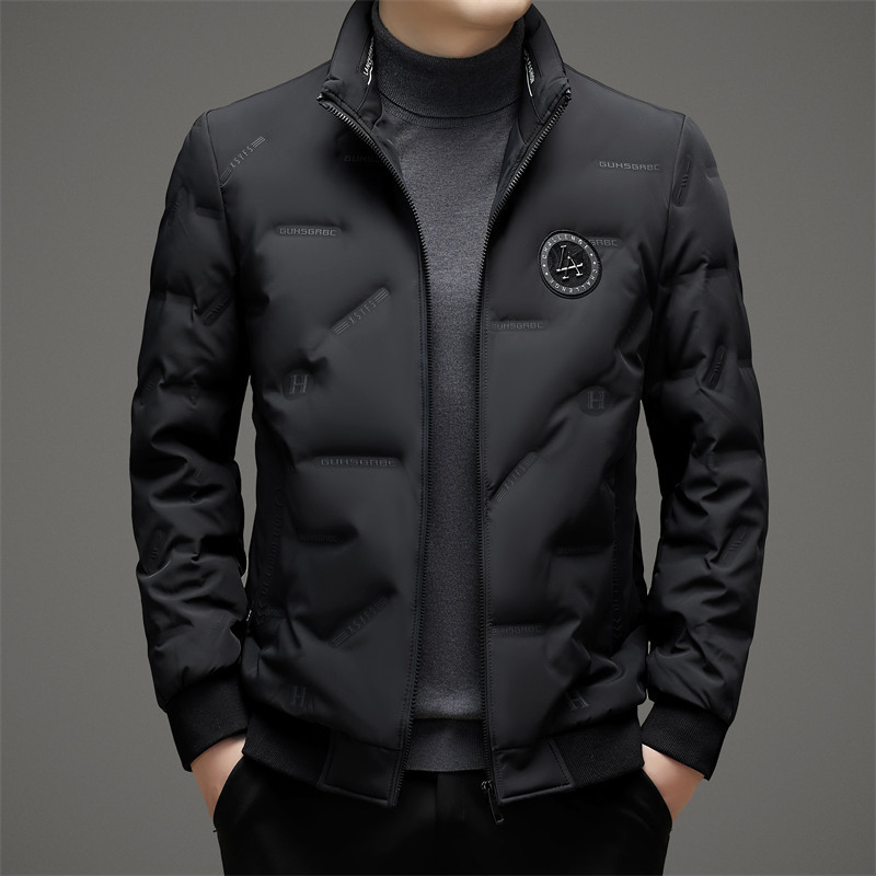 Férfi pehelykabát állógallérral, rövid fazon, 91–95% fehér kacsa-pehely (80–100 g töltet), szélálló és hidegálló, téli