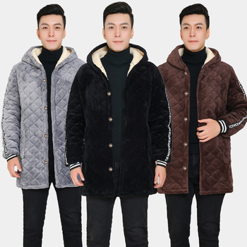 Geacă de iarnă cu glugă, căptușită cu poliester, croială lejeră, lungime medie, închidere cu nasturi la un rând, umplutură poliester și căptușeală poliester, buzunare laterale