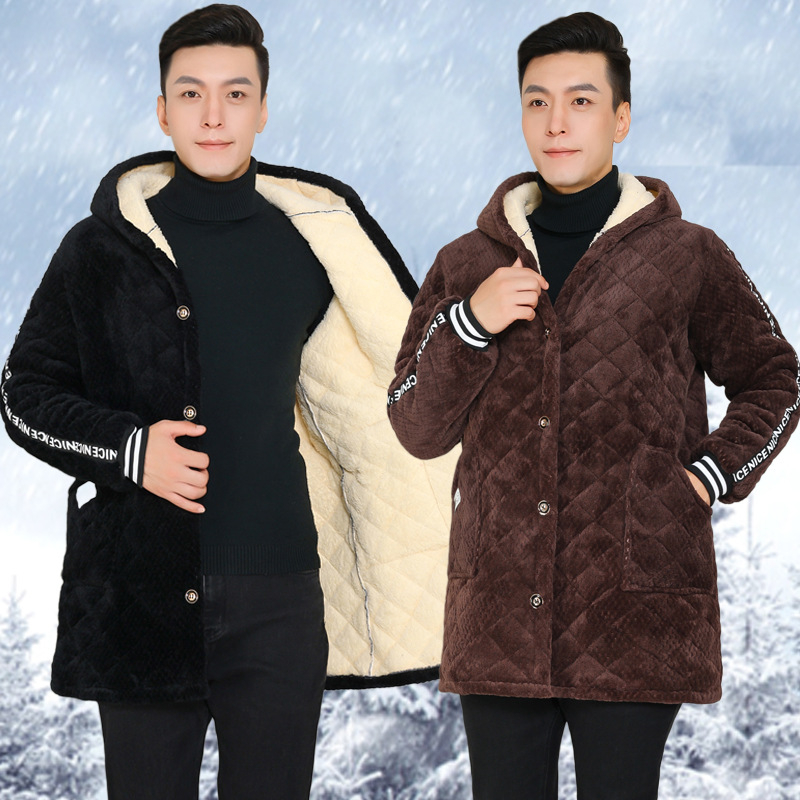 Geacă de iarnă cu glugă, căptușită cu poliester, croială lejeră, lungime medie, închidere cu nasturi la un rând, umplutură poliester și căptușeală poliester, buzunare laterale