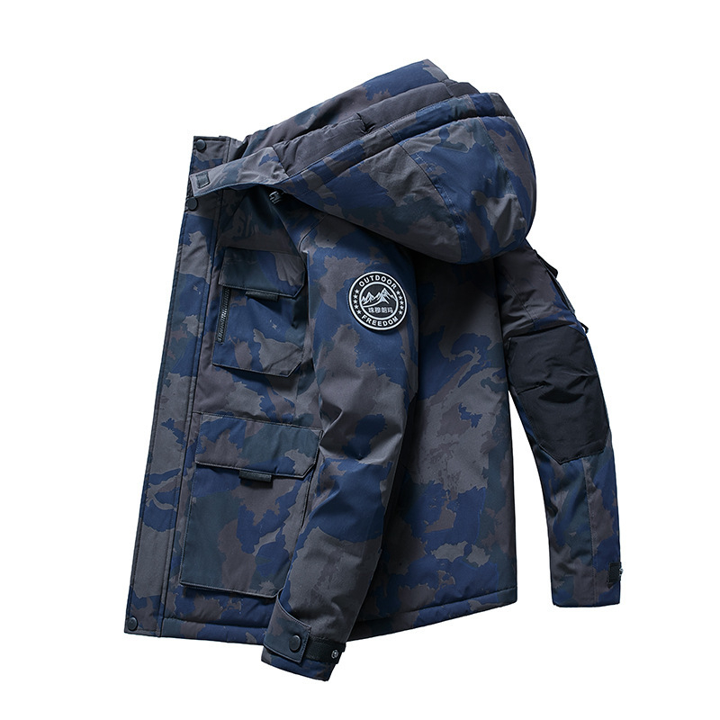 Palton cu glugă, croială lejeră, umplutură din mătase-pamut; exterior 100% poliester; căptușeală din nailon; fermoar frontal