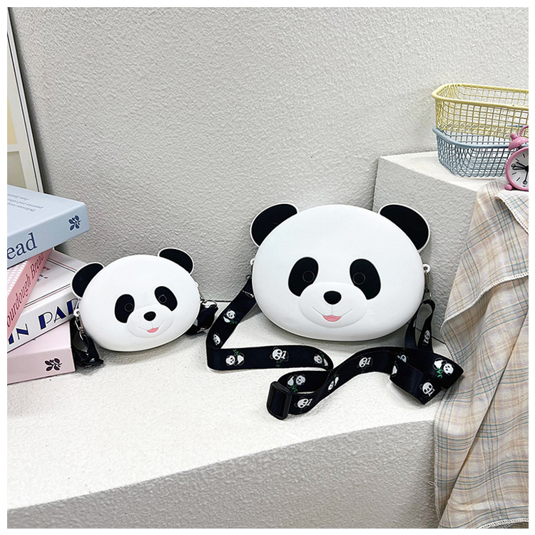 Dječja crossbody torba s Panda motivom — materijal: silikon; vodootporna; iznimno lagana; otporna na habanje; podstava: poliester