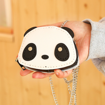 Novčanik s mini lančanim remenom, okrugli oblik, model Little Panda, zatvarač, PU koža