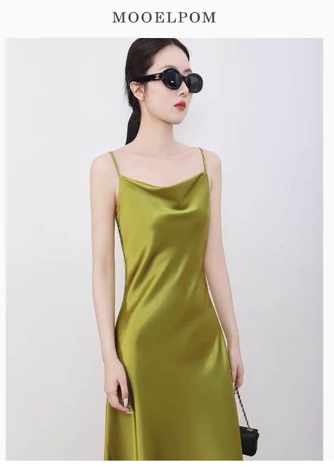 Ruha – A-vonalú szabású, magas derék, ujjatlan, pulóver-stílusú, hosszú ruha