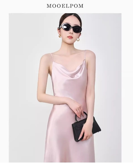 Ruha – A-vonalú szabású, magas derék, ujjatlan, pulóver-stílusú, hosszú ruha