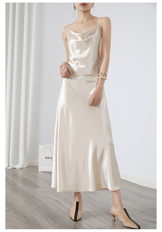 Ruha – A-vonalú szabású, magas derék, ujjatlan, pulóver-stílusú, hosszú ruha