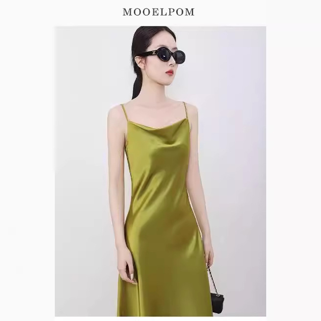 Ruha – A-vonalú szabású, magas derék, ujjatlan, pulóver-stílusú, hosszú ruha