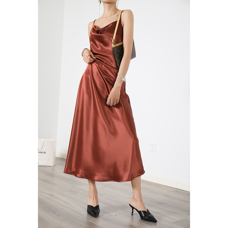 Ruha – A-vonalú szabású, magas derék, ujjatlan, pulóver-stílusú, hosszú ruha