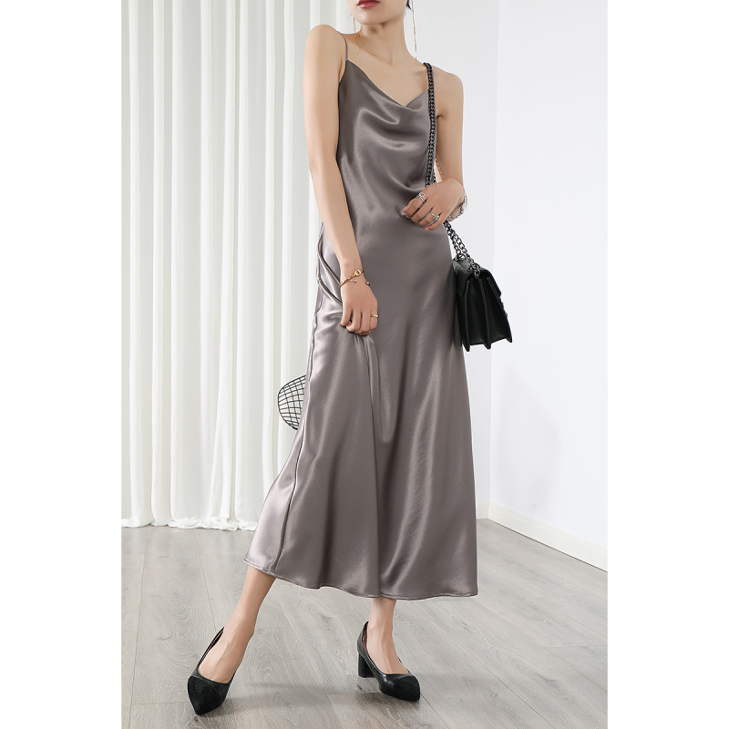 Ruha – A-vonalú szabású, magas derék, ujjatlan, pulóver-stílusú, hosszú ruha