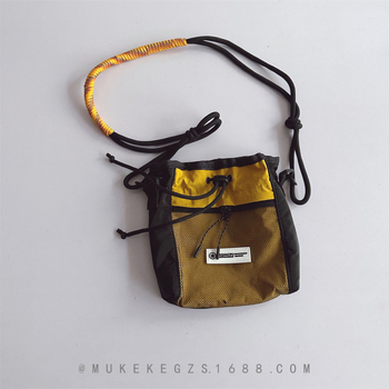 Dječja crossbody torba – slamnata materija, prozračna, podstava najlon, karirani uzorak, pogodno za predškolsku dob, ljeto 2024
