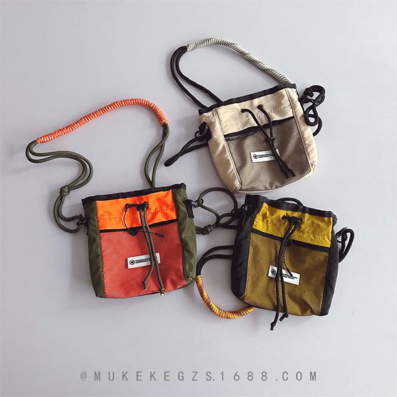 Dječja crossbody torba – slamnata materija, prozračna, podstava najlon, karirani uzorak, pogodno za predškolsku dob, ljeto 2024