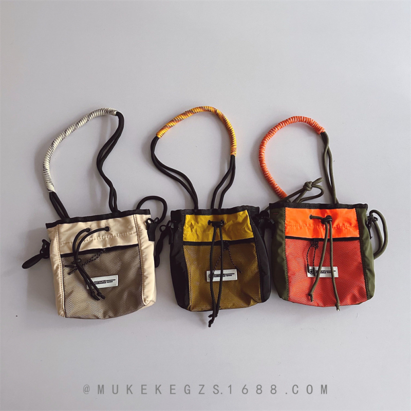 Dječja crossbody torba – slamnata materija, prozračna, podstava najlon, karirani uzorak, pogodno za predškolsku dob, ljeto 2024