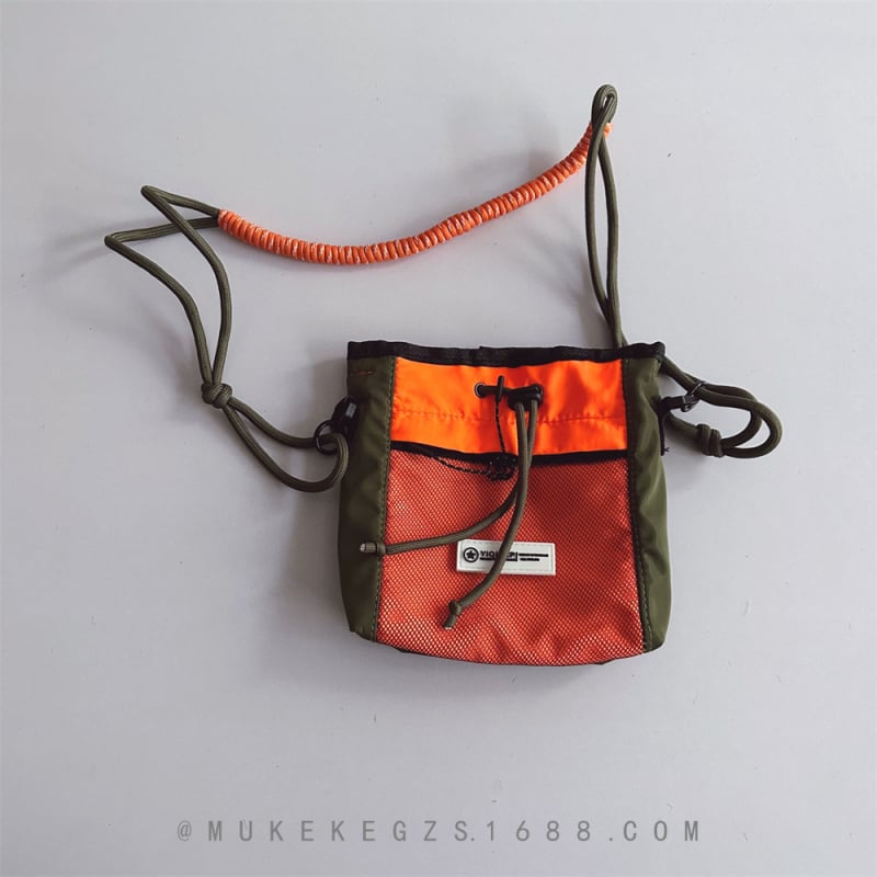 Dječja crossbody torba – slamnata materija, prozračna, podstava najlon, karirani uzorak, pogodno za predškolsku dob, ljeto 2024