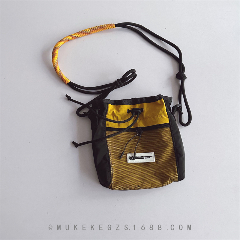 Dječja crossbody torba – slamnata materija, prozračna, podstava najlon, karirani uzorak, pogodno za predškolsku dob, ljeto 2024