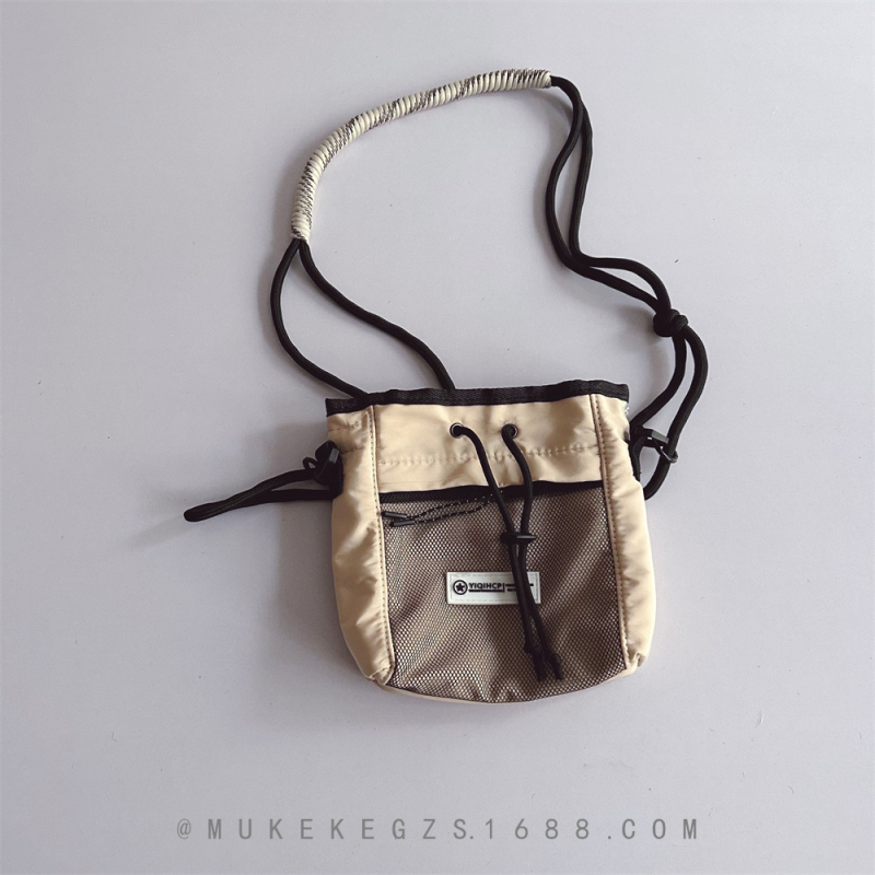 Dječja crossbody torba – slamnata materija, prozračna, podstava najlon, karirani uzorak, pogodno za predškolsku dob, ljeto 2024