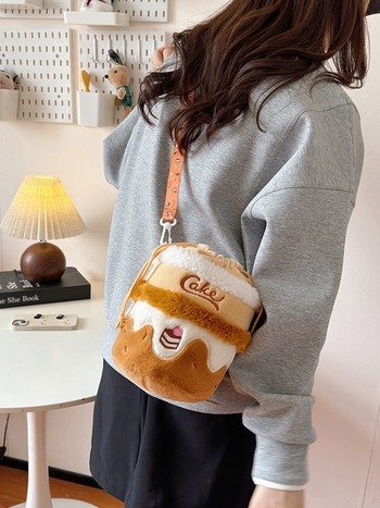 Crossbody bucket torba od flanel materijala s motívom torte, podstava od poliesteru, zatvaranje na šnuru, stil svježi i sladak