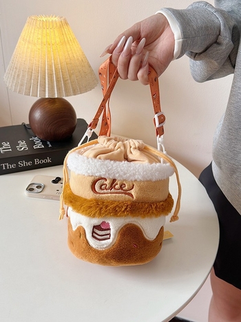 Crossbody bucket torba od flanel materijala s motívom torte, podstava od poliesteru, zatvaranje na šnuru, stil svježi i sladak