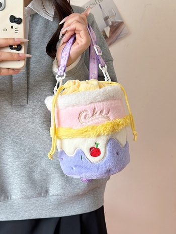Crossbody bucket torba od flanel materijala s motívom torte, podstava od poliesteru, zatvaranje na šnuru, stil svježi i sladak