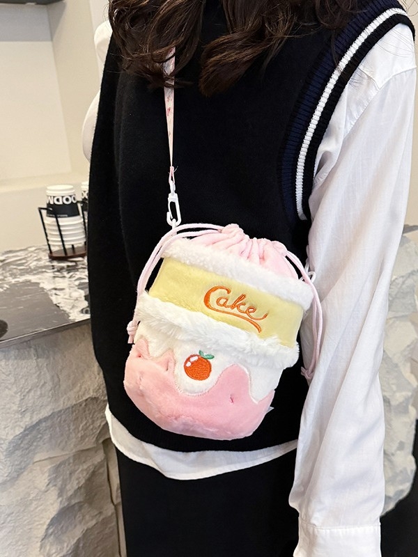 Crossbody bucket torba od flanel materijala s motívom torte, podstava od poliesteru, zatvaranje na šnuru, stil svježi i sladak