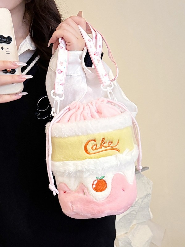 Crossbody bucket torba od flanel materijala s motívom torte, podstava od poliesteru, zatvaranje na šnuru, stil svježi i sladak