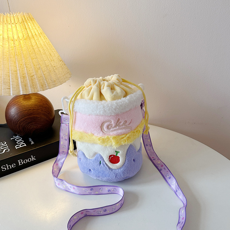 Crossbody bucket torba od flanel materijala s motívom torte, podstava od poliesteru, zatvaranje na šnuru, stil svježi i sladak
