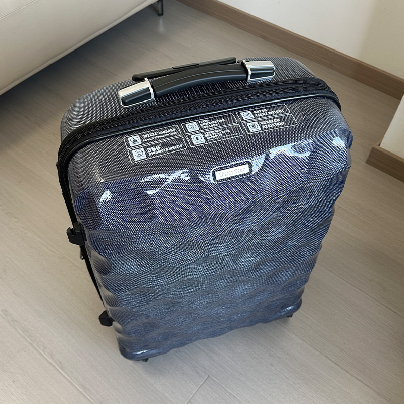 Izuzetno lagan kofer od karbonskih vlakana i PC-a, 20 inča, 2 kg, 360° spinner kotači, TSA kombinacijska brava