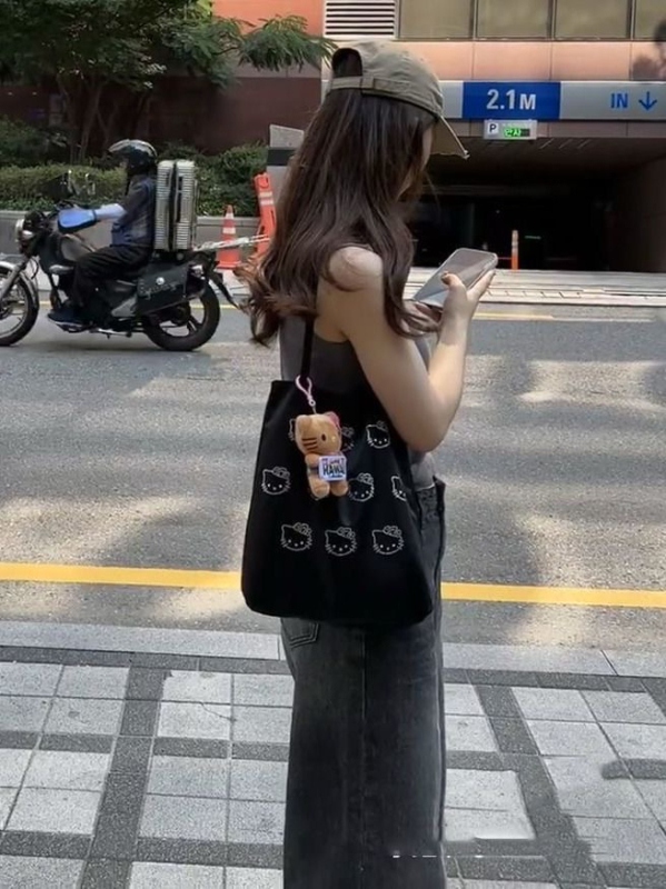 Tote torba od svile s naramenicom za žene — lagana, svakodnevna upotreba, uzorak slova, podstava od poliestera, moderan i cool stil