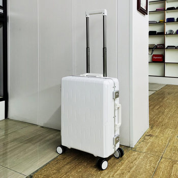 Prilagođeni PP kovčeg s aluminijskim okvirom, TSA brava, tiho okretni kotači, kapacitet 20–35 L