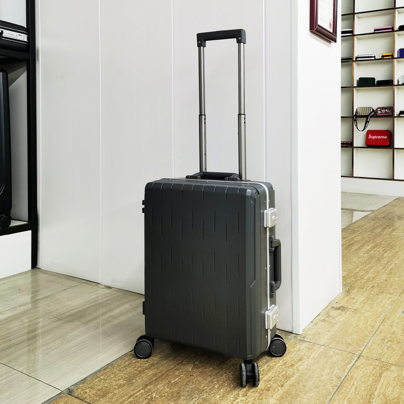 Prilagođeni PP kovčeg s aluminijskim okvirom, TSA brava, tiho okretni kotači, kapacitet 20–35 L