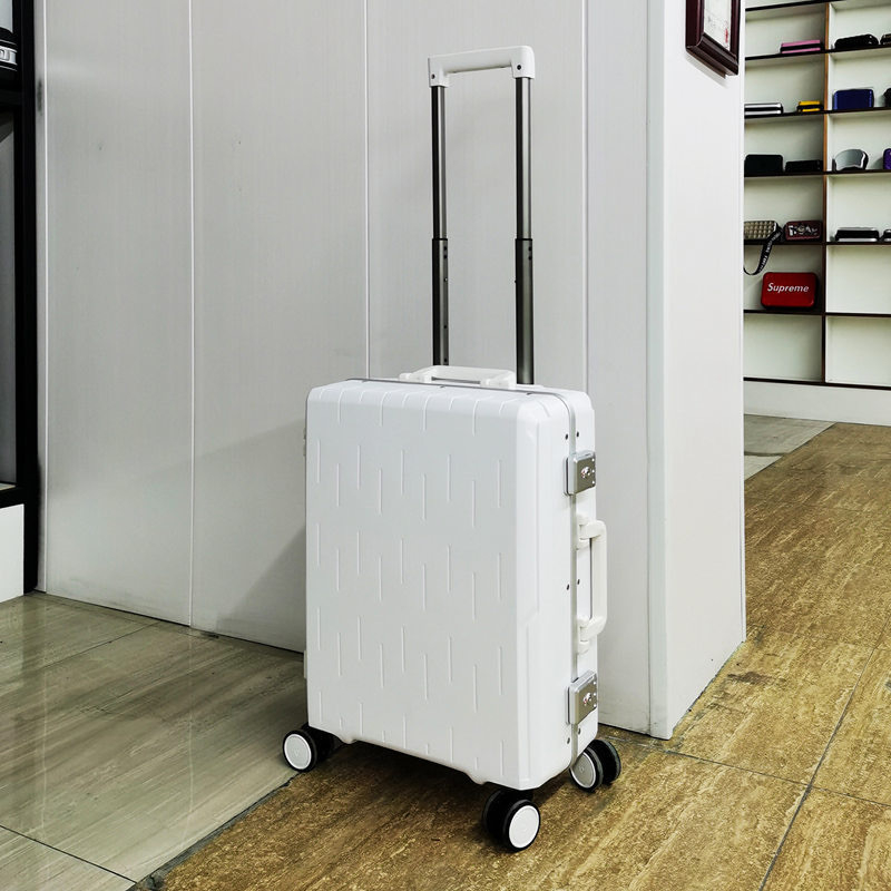 Prilagođeni PP kovčeg s aluminijskim okvirom, TSA brava, tiho okretni kotači, kapacitet 20–35 L
