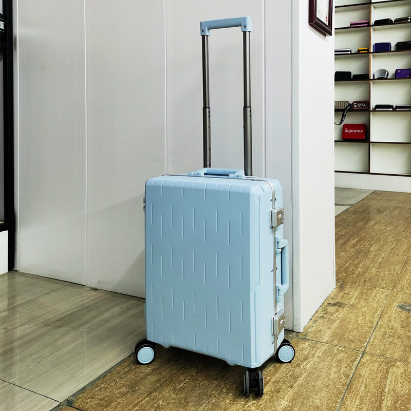 Prilagođeni PP kovčeg s aluminijskim okvirom, TSA brava, tiho okretni kotači, kapacitet 20–35 L