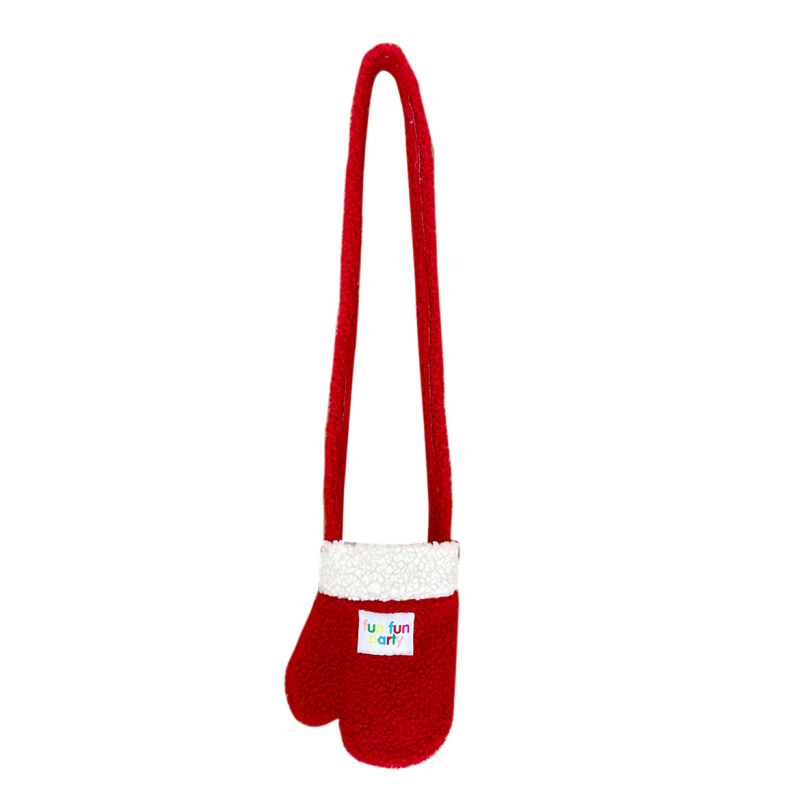 plušta crossbody torba, vertikalno kvadratnog oblika, podstava od poliestera, magnetsko zatvaranje