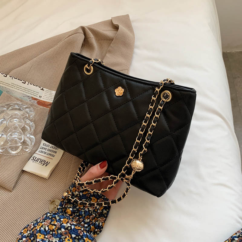 Crossbody torba s velikim kapacitetom, quilt PU materijal, lančani remen, gradski stil, vodoravno kvadratnog oblika