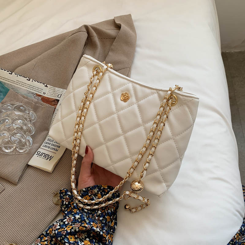 Crossbody torba s velikim kapacitetom, quilt PU materijal, lančani remen, gradski stil, vodoravno kvadratnog oblika