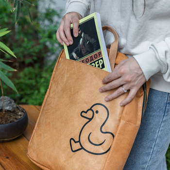 Ruksak od DuPont Kraft papira s crossbody remenom – vodootporan, lagan za putovanja i školu; Kapacitet 20–35L; Materijal: DuPont; Ergonomski zakrivljeni stražnji panel; Podstava: poliester-bavovina