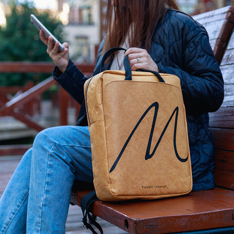 Ruksak od DuPont Kraft papira s crossbody remenom – vodootporan, lagan za putovanja i školu; Kapacitet 20–35L; Materijal: DuPont; Ergonomski zakrivljeni stražnji panel; Podstava: poliester-bavovina