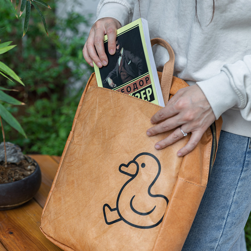 Ruksak od DuPont Kraft papira s crossbody remenom – vodootporan, lagan za putovanja i školu; Kapacitet 20–35L; Materijal: DuPont; Ergonomski zakrivljeni stražnji panel; Podstava: poliester-bavovina