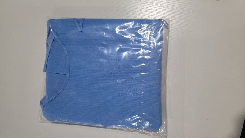 Jednokratni izolacijski halat od SMS netkanog materijala, 45 g, otporan na prašinu i vodu, za bolnice i farme