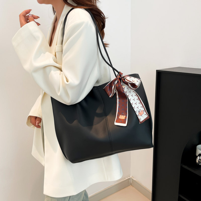 Torbica Tote — gradski stil, PU materijal, horizontalni kvadratni oblik, magnetska kopča, poliester podstava