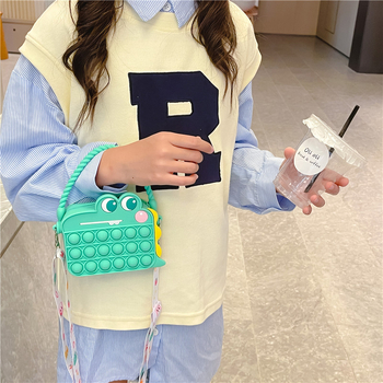 Geantă de umăr din silicon cu bule pentru relaxare, motiv cartoon cu căpșună și design cu pisicuță, capacitate medie